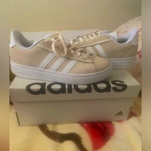 Adidas Women’s Sneakers Size 7